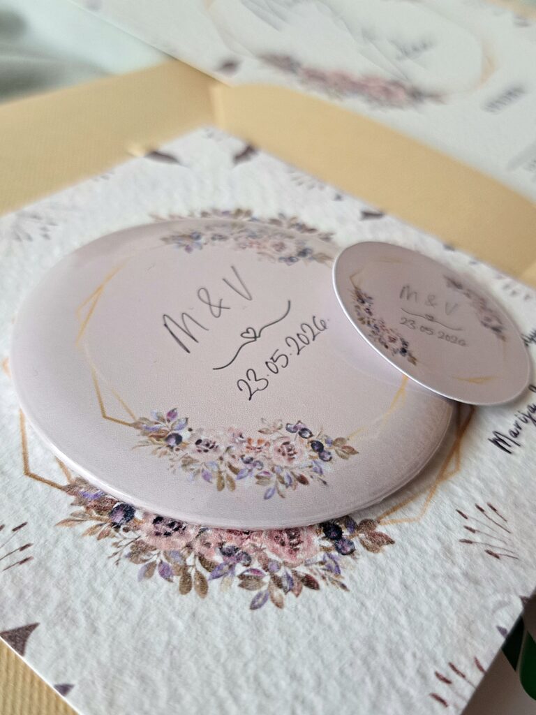 bedž magent zahvalnica za goste poklon